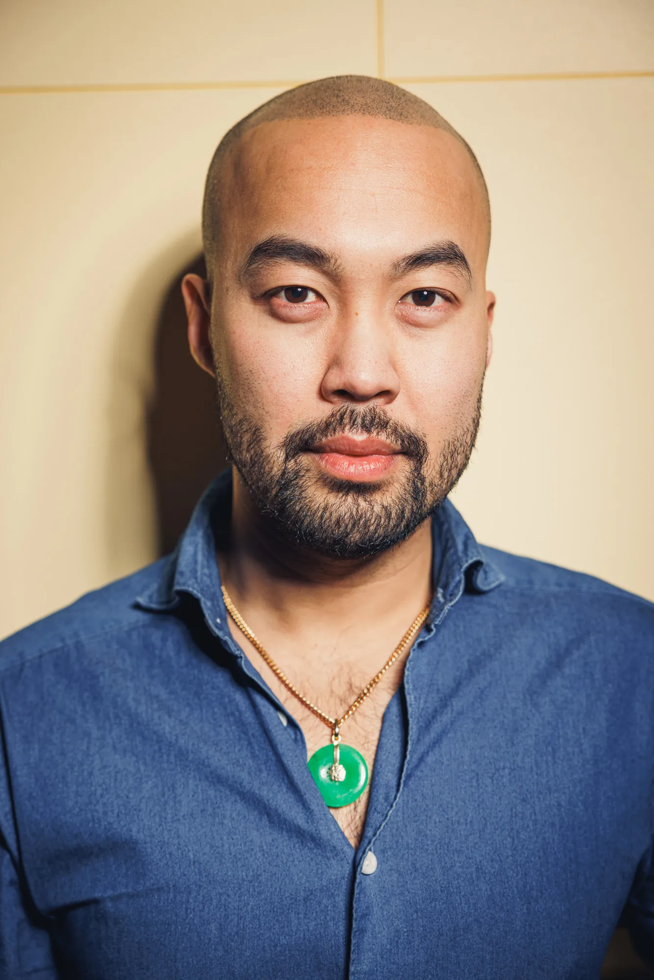 Portrait eines Mitarbeiters im Jeanshemd mit Jadeanhänger, Teamportrait für das Restaurant CONG in Stockholm