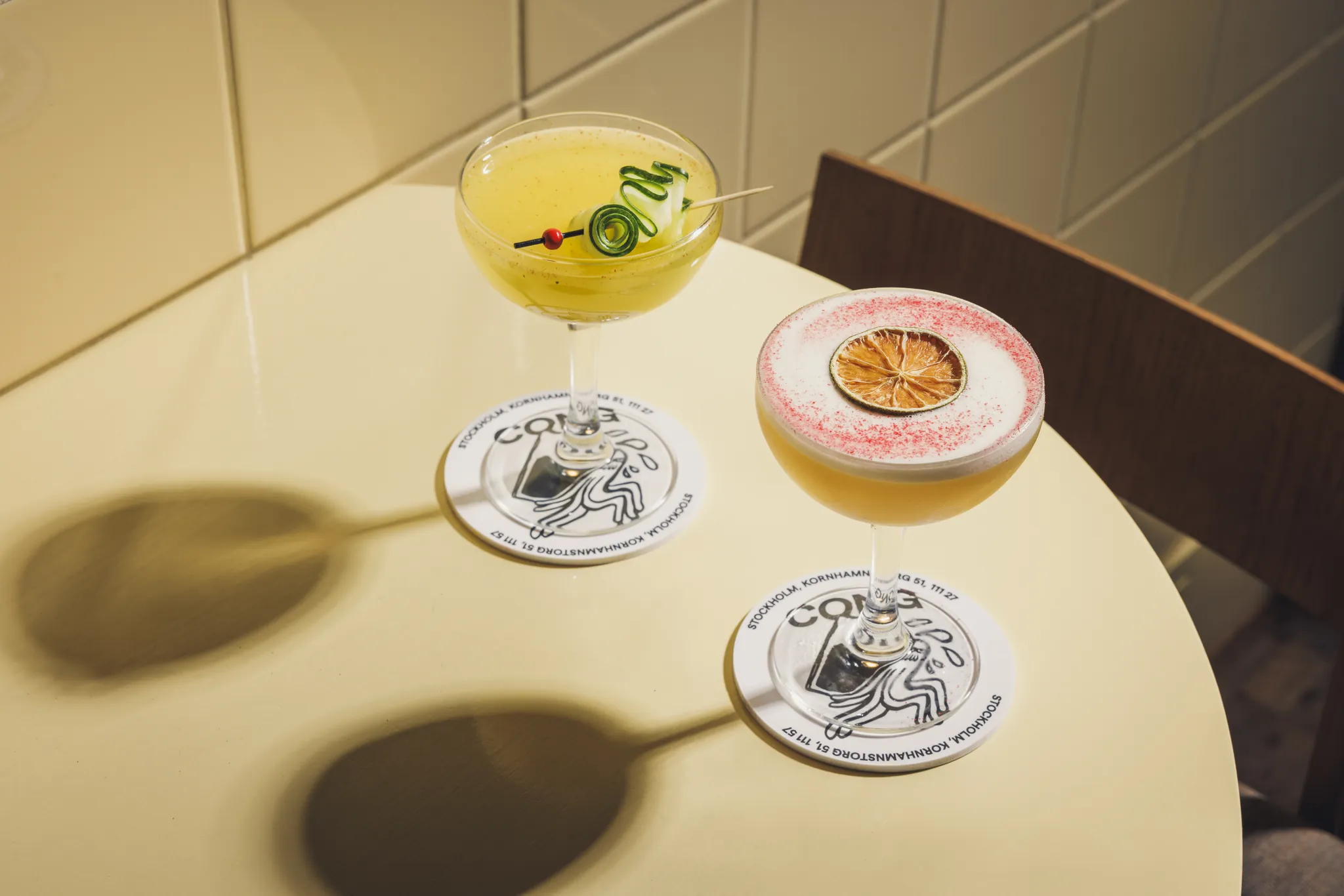 Zwei Cocktails auf hellem Tisch im harten Sonnenlicht