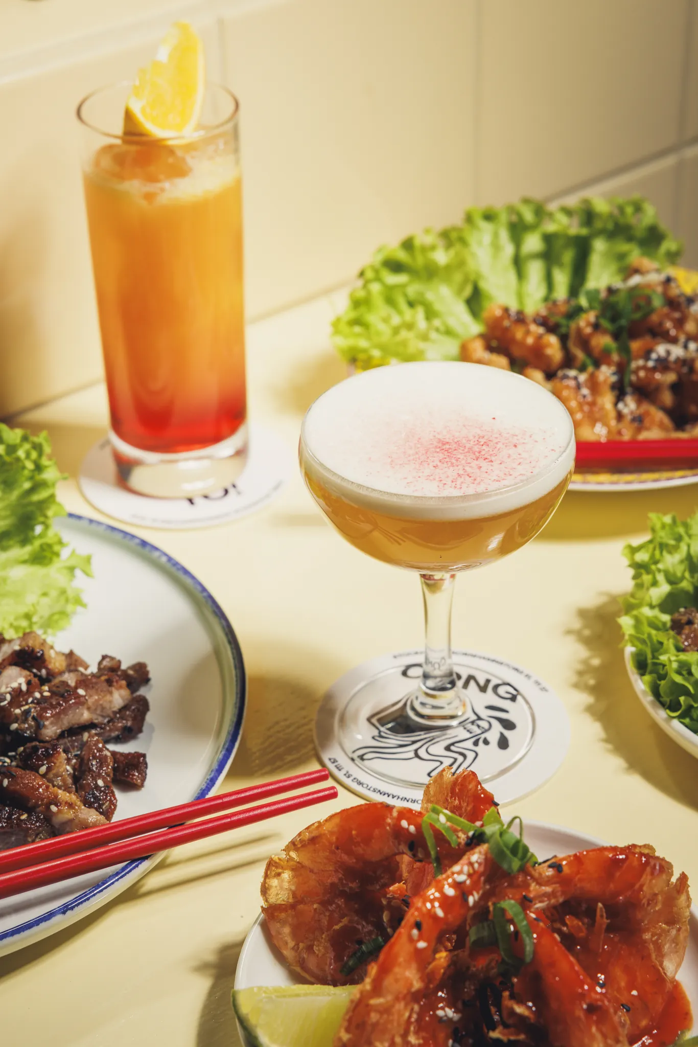 Cocktails und asiatische Vorspeisen von oben, Restaurant CONG