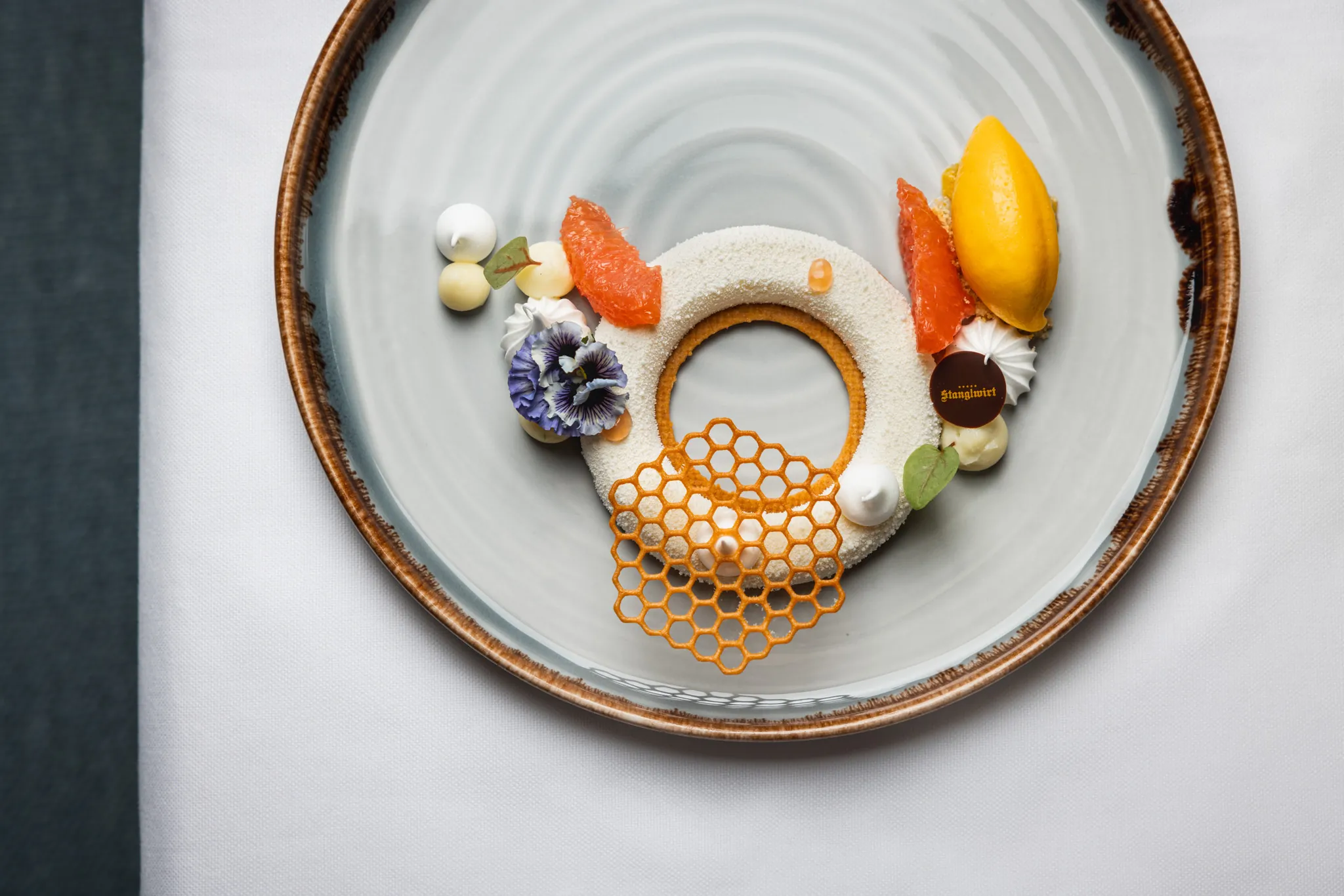 Kunstvoll angerichteter Dessertteller von oben, Stanglwirt