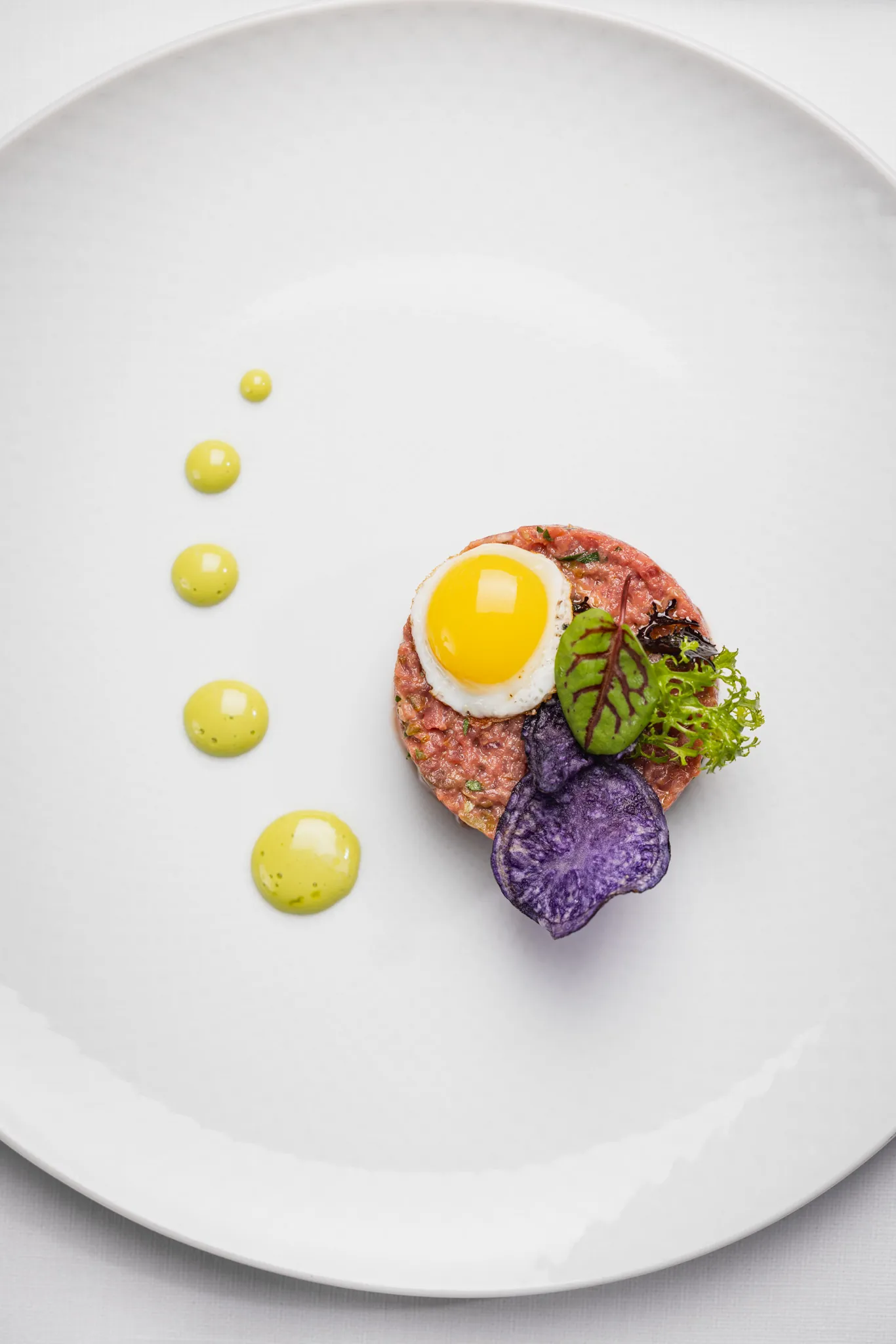 Rindertatar mit Wachtelei und violetten Kartoffelchips von oben, Stanglwirt